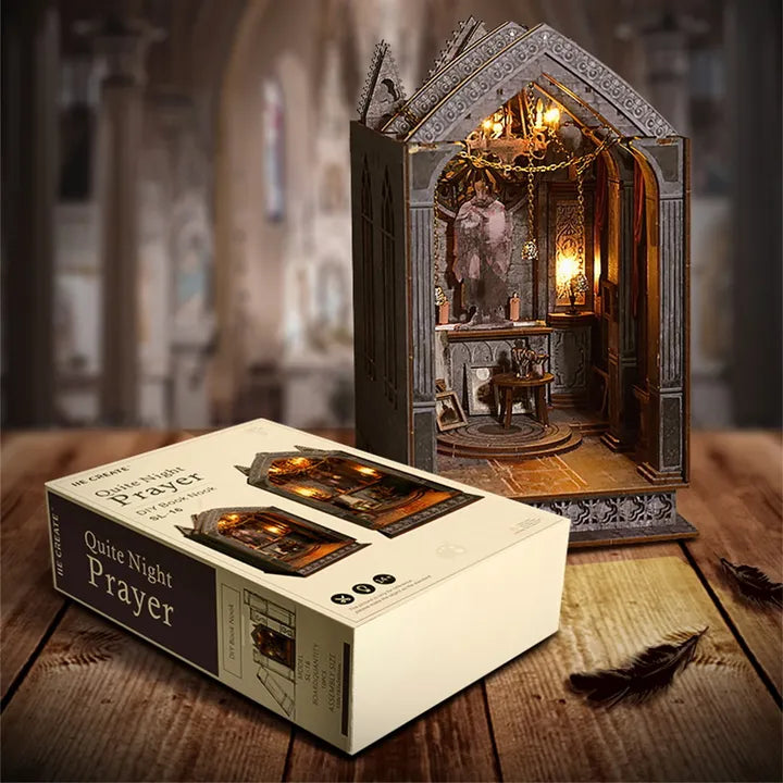 Book Nook | Quiet Night Prayer, un kit créatif pour construire un diorama miniature. Parfait pour décorer une bibliothèque ou comme cadeau original pour un amoureux des livres. Par Nookette.
