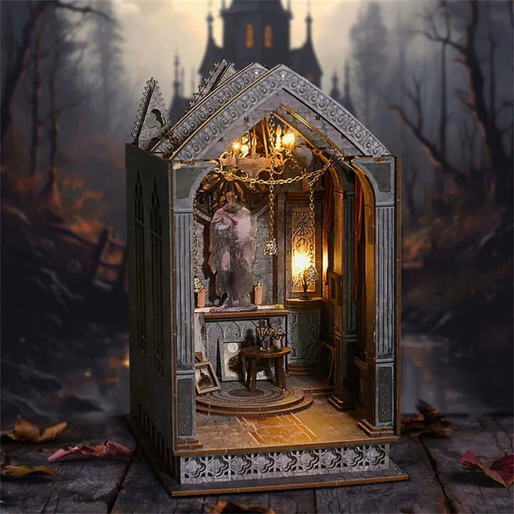 Book Nook | Quiet Night Prayer, un kit créatif pour construire un diorama miniature. Parfait pour décorer une bibliothèque ou comme cadeau original pour un amoureux des livres. Par Nookette.