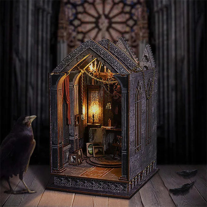 Book Nook | Quiet Night Prayer, un kit créatif pour construire un diorama miniature. Parfait pour décorer une bibliothèque ou comme cadeau original pour un amoureux des livres. Par Nookette.