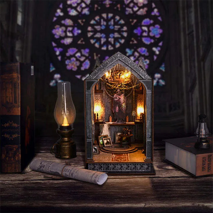 Book Nook | Quiet Night Prayer, un kit créatif pour construire un diorama miniature. Parfait pour décorer une bibliothèque ou comme cadeau original pour un amoureux des livres. Par Nookette.