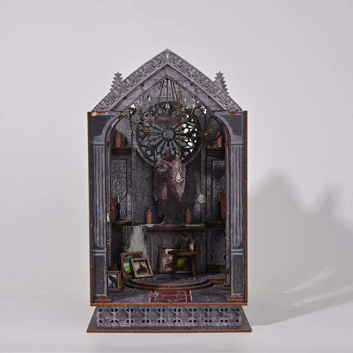 Book Nook | Quiet Night Prayer, un kit créatif pour construire un diorama miniature. Parfait pour décorer une bibliothèque ou comme cadeau original pour un amoureux des livres. Par Nookette.