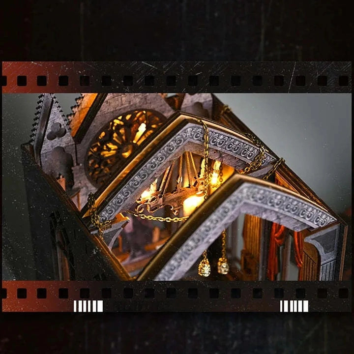 Book Nook | Quiet Night Prayer, un kit créatif pour construire un diorama miniature. Parfait pour décorer une bibliothèque ou comme cadeau original pour un amoureux des livres. Par Nookette.