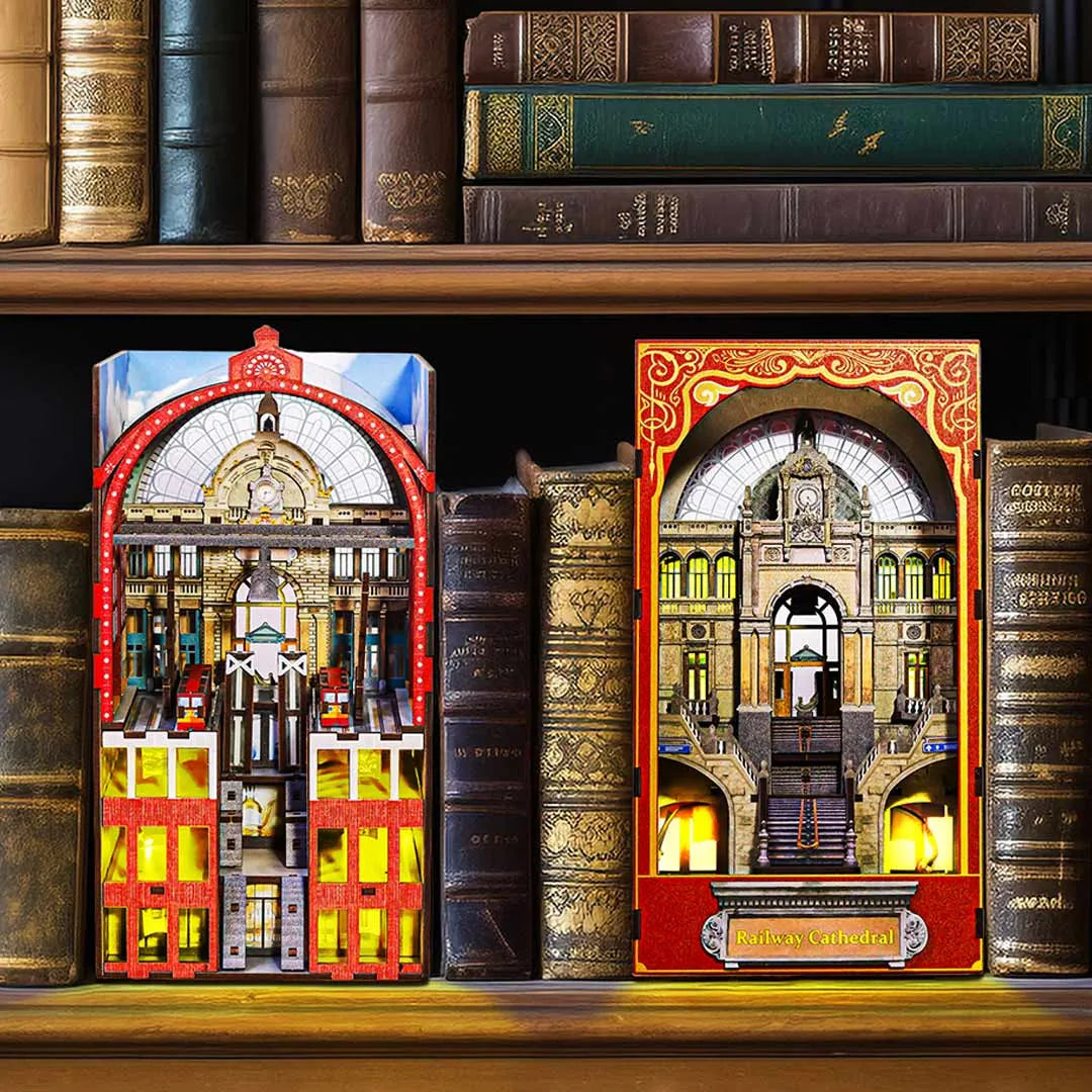 Booknook - Railway Cathedral, un kit créatif pour construire un diorama miniature. Parfait pour décorer une bibliothèque ou comme cadeau original pour un amoureux des livres. Par Nookette.