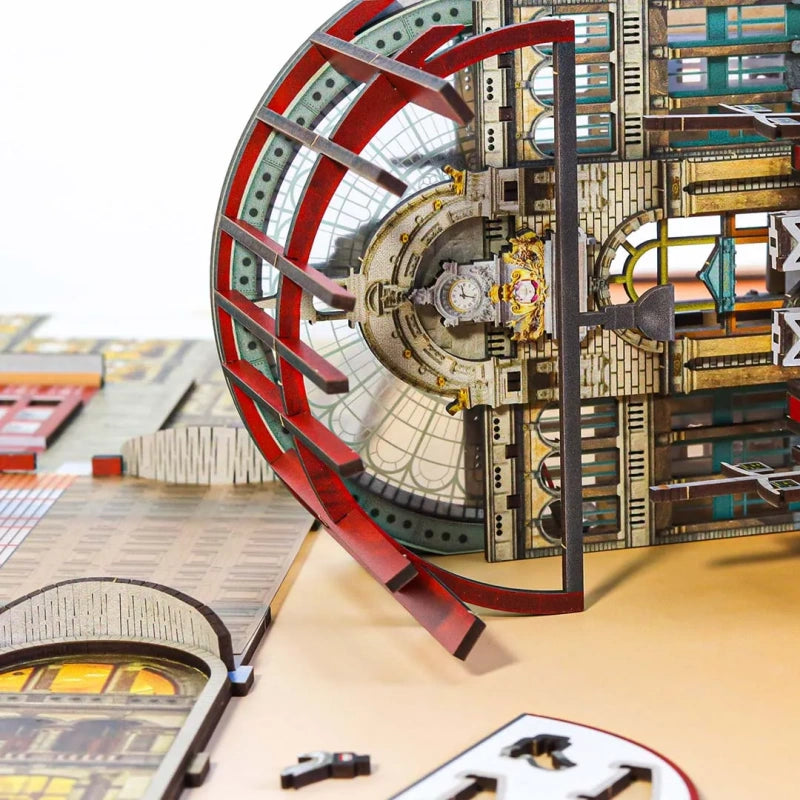 Booknook - Railway Cathedral, un kit créatif pour construire un diorama miniature. Parfait pour décorer une bibliothèque ou comme cadeau original pour un amoureux des livres. Par Nookette.