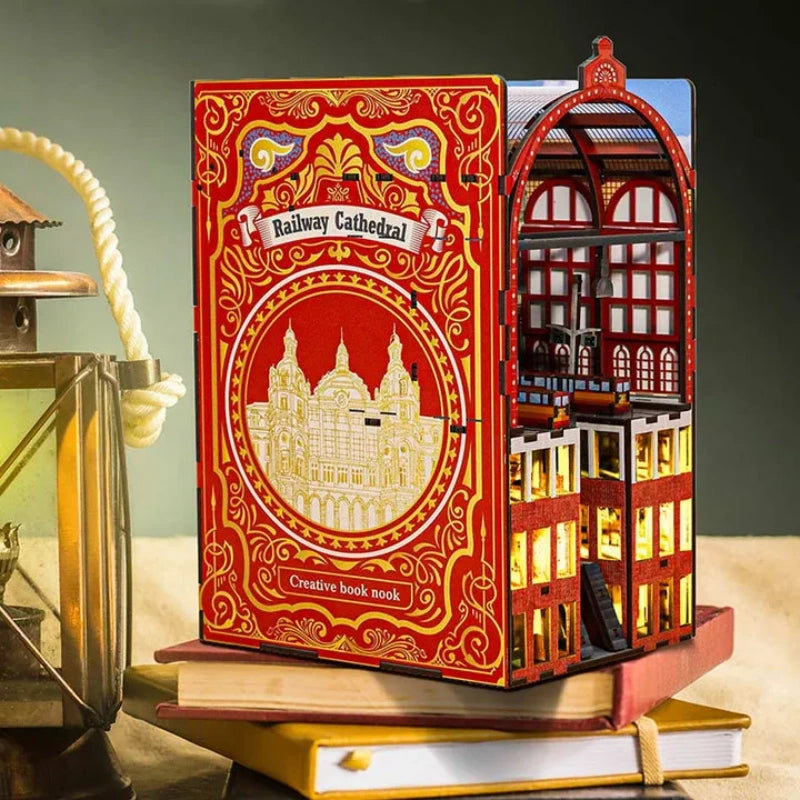 Booknook - Railway Cathedral, un kit créatif pour construire un diorama miniature. Parfait pour décorer une bibliothèque ou comme cadeau original pour un amoureux des livres. Par Nookette.