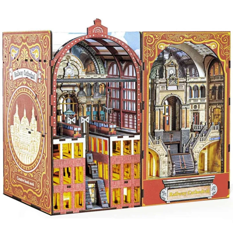 Booknook - Railway Cathedral, un kit créatif pour construire un diorama miniature. Parfait pour décorer une bibliothèque ou comme cadeau original pour un amoureux des livres. Par Nookette.