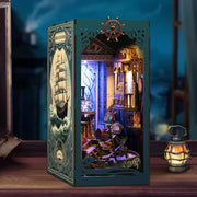 Book Nook - Riddle on the Seabed, un kit créatif pour construire un diorama miniature. Parfait pour décorer une bibliothèque ou comme cadeau original pour un amoureux des livres. Par Nookette.