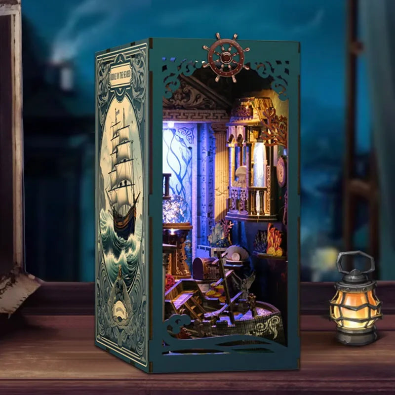 Book Nook - Riddle on the Seabed, un kit créatif pour construire un diorama miniature. Parfait pour décorer une bibliothèque ou comme cadeau original pour un amoureux des livres. Par Nookette.