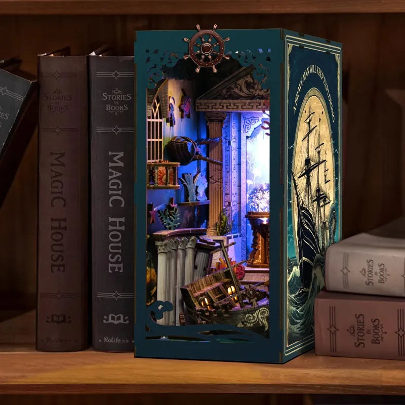 Book Nook - Riddle on the Seabed, un kit créatif pour construire un diorama miniature. Parfait pour décorer une bibliothèque ou comme cadeau original pour un amoureux des livres. Par Nookette.