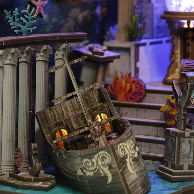 Book Nook - Riddle on the Seabed, un kit créatif pour construire un diorama miniature. Parfait pour décorer une bibliothèque ou comme cadeau original pour un amoureux des livres. Par Nookette.