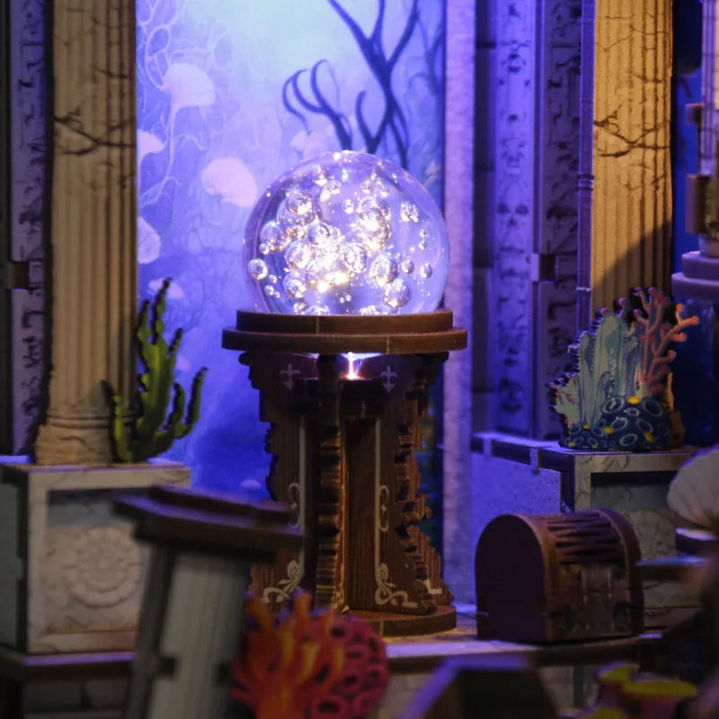 Book Nook - Riddle on the Seabed, un kit créatif pour construire un diorama miniature. Parfait pour décorer une bibliothèque ou comme cadeau original pour un amoureux des livres. Par Nookette.