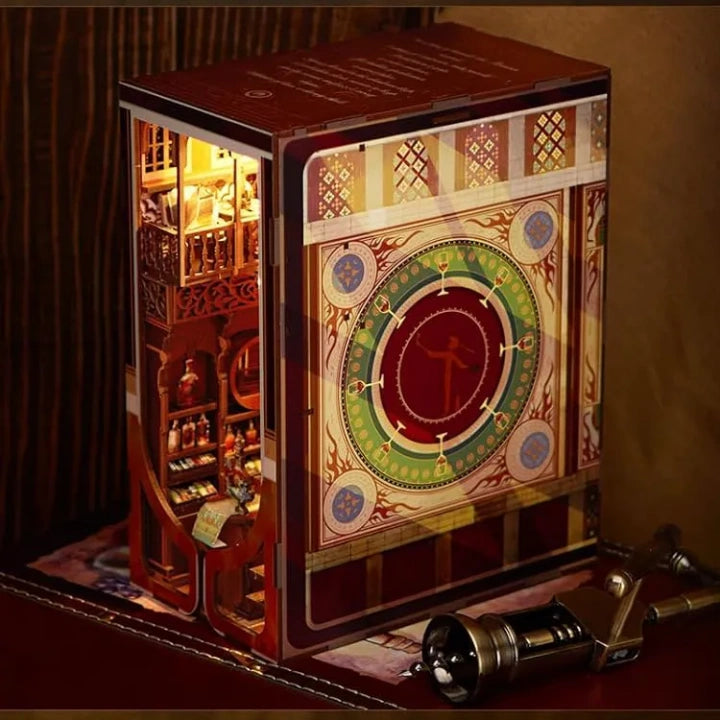 Book Nook - Roaring Twenties Speakeasy, un kit créatif pour construire un diorama miniature. Parfait pour décorer une bibliothèque ou comme cadeau original pour un amoureux des livres. Par Nookette.