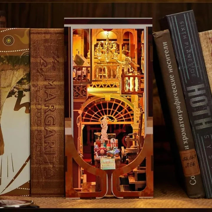 Book Nook - Roaring Twenties Speakeasy, un kit créatif pour construire un diorama miniature. Parfait pour décorer une bibliothèque ou comme cadeau original pour un amoureux des livres. Par Nookette.