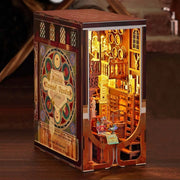 Book Nook - Roaring Twenties Speakeasy, un kit créatif pour construire un diorama miniature. Parfait pour décorer une bibliothèque ou comme cadeau original pour un amoureux des livres. Par Nookette.