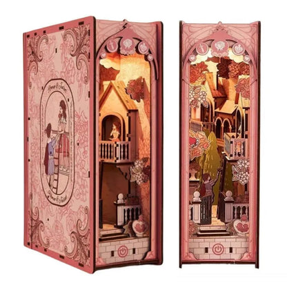 Booknook - Romeo and Juliet, un kit créatif pour construire un diorama miniature. Parfait pour décorer une bibliothèque ou comme cadeau original pour un amoureux des livres. Par Nookette.