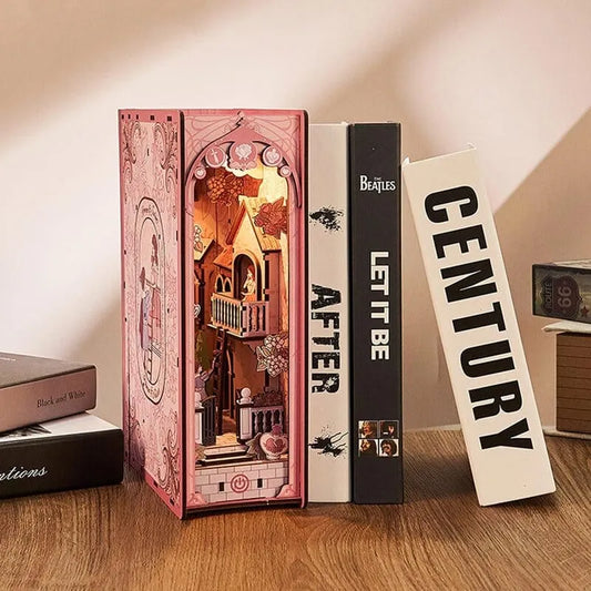Booknook - Romeo and Juliet, un kit créatif pour construire un diorama miniature. Parfait pour décorer une bibliothèque ou comme cadeau original pour un amoureux des livres. Par Nookette.
