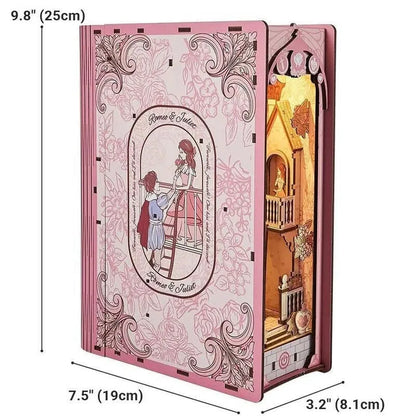 Booknook - Romeo and Juliet, un kit créatif pour construire un diorama miniature. Parfait pour décorer une bibliothèque ou comme cadeau original pour un amoureux des livres. Par Nookette.