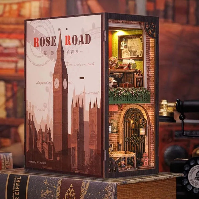 Book Nook | Rose Detective Agency, un kit créatif pour construire un diorama miniature. Parfait pour décorer une bibliothèque ou comme cadeau original pour un amoureux des livres. Par Nookette.