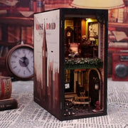 Book Nook | Rose Detective Agency, un kit créatif pour construire un diorama miniature. Parfait pour décorer une bibliothèque ou comme cadeau original pour un amoureux des livres. Par Nookette.