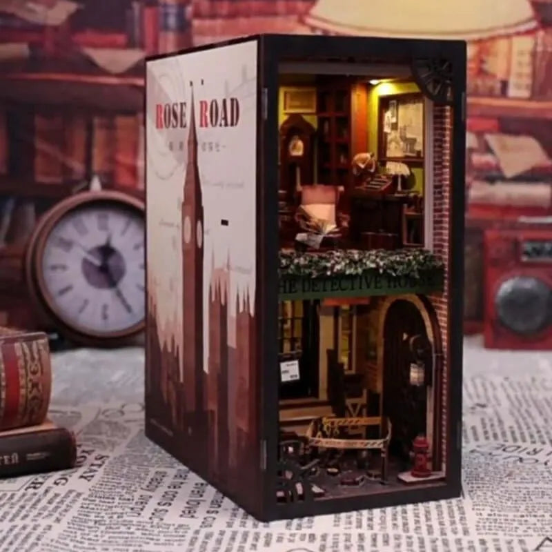 Book Nook | Rose Detective Agency, un kit créatif pour construire un diorama miniature. Parfait pour décorer une bibliothèque ou comme cadeau original pour un amoureux des livres. Par Nookette.