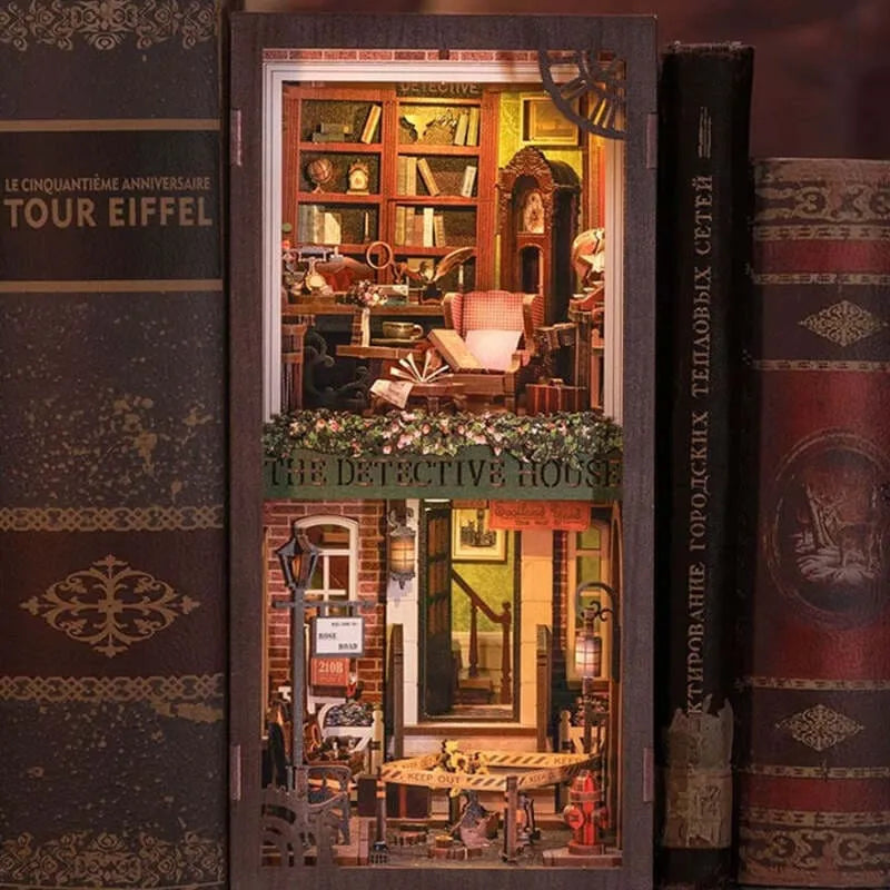 Book Nook | Rose Detective Agency, un kit créatif pour construire un diorama miniature. Parfait pour décorer une bibliothèque ou comme cadeau original pour un amoureux des livres. Par Nookette.