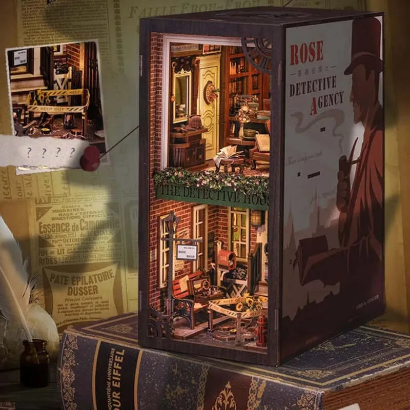 Book Nook | Rose Detective Agency, un kit créatif pour construire un diorama miniature. Parfait pour décorer une bibliothèque ou comme cadeau original pour un amoureux des livres. Par Nookette.