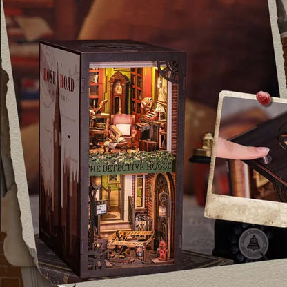 Book Nook | Rose Detective Agency, un kit créatif pour construire un diorama miniature. Parfait pour décorer une bibliothèque ou comme cadeau original pour un amoureux des livres. Par Nookette.