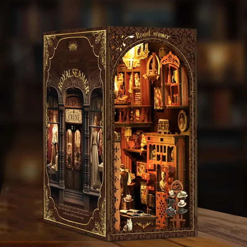 Book Nook - Royal Seamer, un kit créatif pour construire un diorama miniature. Parfait pour décorer une bibliothèque ou comme cadeau original pour un amoureux des livres. Par Nookette.
