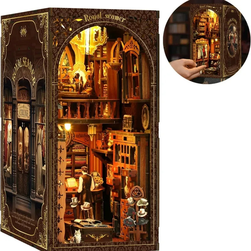Book Nook - Royal Seamer, un kit créatif pour construire un diorama miniature. Parfait pour décorer une bibliothèque ou comme cadeau original pour un amoureux des livres. Par Nookette.