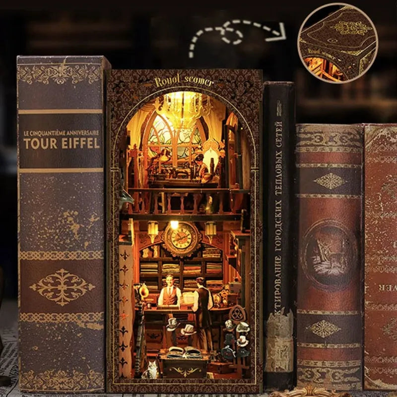 Book Nook - Royal Seamer, un kit créatif pour construire un diorama miniature. Parfait pour décorer une bibliothèque ou comme cadeau original pour un amoureux des livres. Par Nookette.