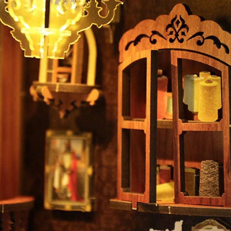 Book Nook - Royal Seamer, un kit créatif pour construire un diorama miniature. Parfait pour décorer une bibliothèque ou comme cadeau original pour un amoureux des livres. Par Nookette.