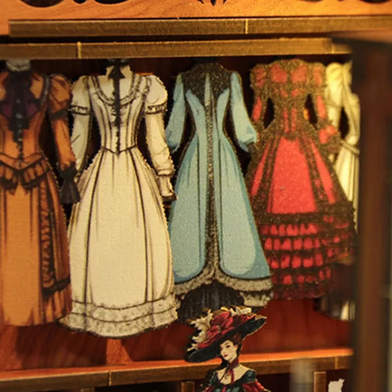 Book Nook - Royal Seamer, un kit créatif pour construire un diorama miniature. Parfait pour décorer une bibliothèque ou comme cadeau original pour un amoureux des livres. Par Nookette.