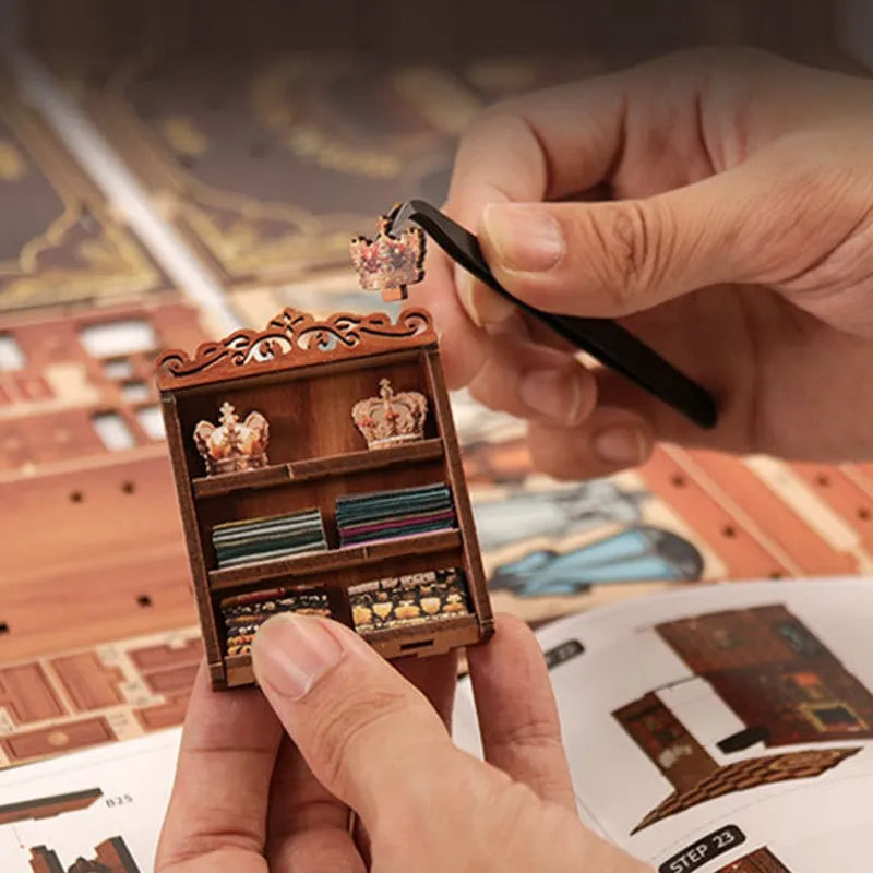 Book Nook - Royal Seamer, un kit créatif pour construire un diorama miniature. Parfait pour décorer une bibliothèque ou comme cadeau original pour un amoureux des livres. Par Nookette.