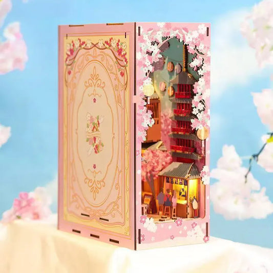 Book Nook - Sakura Bazaar, un kit créatif pour construire un diorama miniature. Parfait pour décorer une bibliothèque ou comme cadeau original pour un amoureux des livres. Par Nookette.