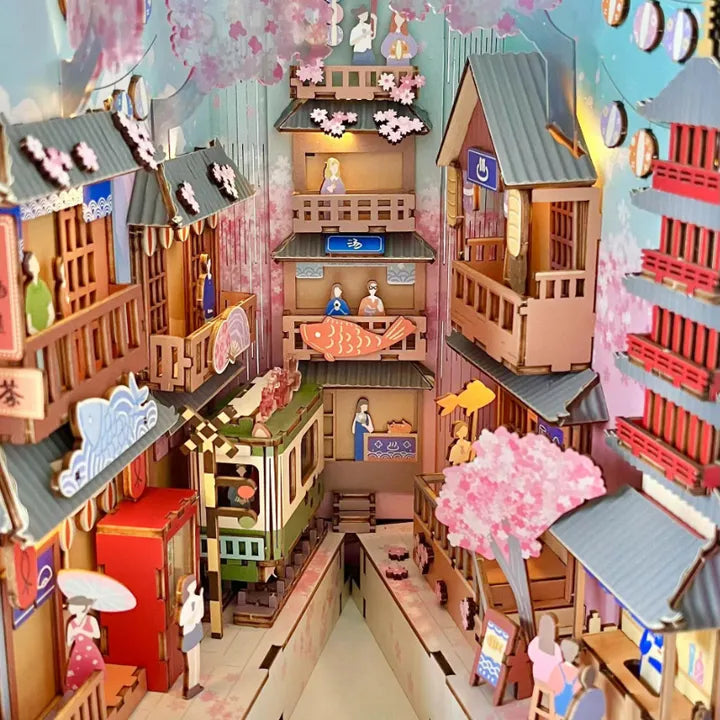 Book Nook - Sakura Bazaar, un kit créatif pour construire un diorama miniature. Parfait pour décorer une bibliothèque ou comme cadeau original pour un amoureux des livres. Par Nookette.