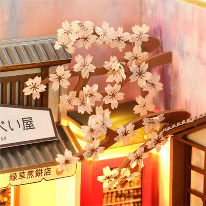 Book Nook - Sakura Holiday, un kit créatif pour construire un diorama miniature. Parfait pour décorer une bibliothèque ou comme cadeau original pour un amoureux des livres. Par Nookette.