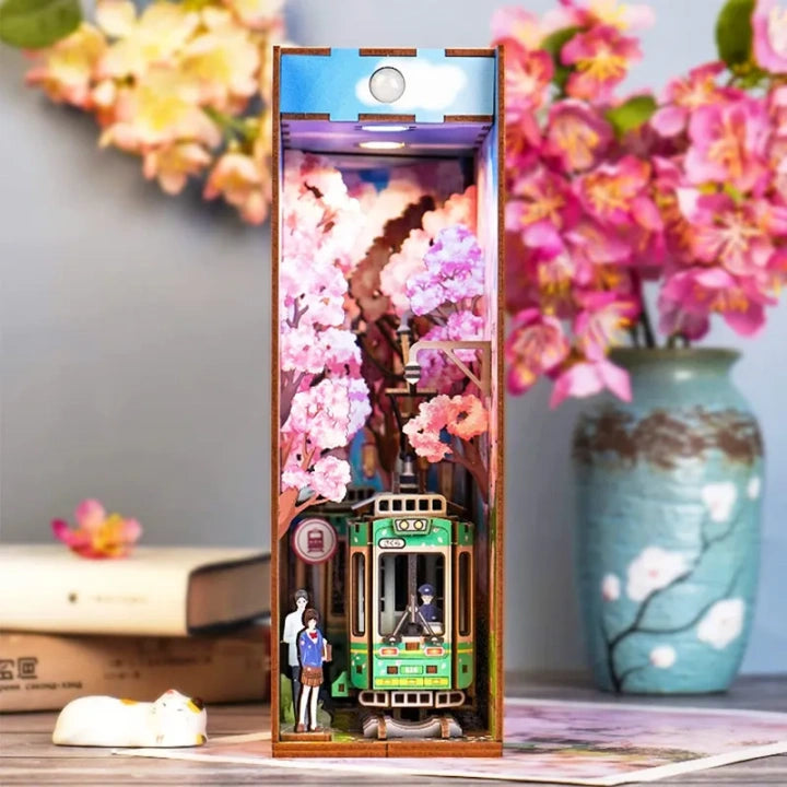 Book Nook - Sakura's Travel, un kit créatif pour construire un diorama miniature. Parfait pour décorer une bibliothèque ou comme cadeau original pour un amoureux des livres. Par Nookette.