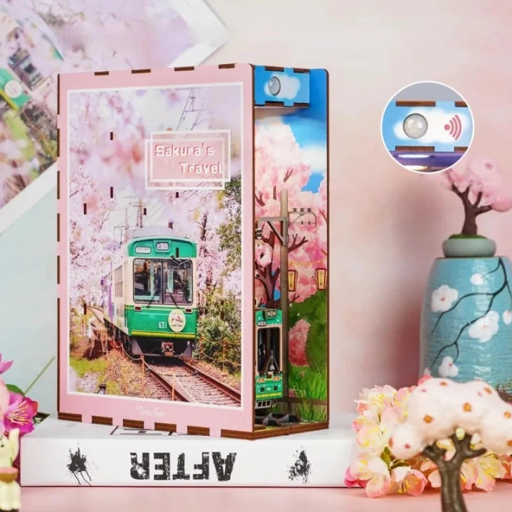 Book Nook - Sakura's Travel, un kit créatif pour construire un diorama miniature. Parfait pour décorer une bibliothèque ou comme cadeau original pour un amoureux des livres. Par Nookette.