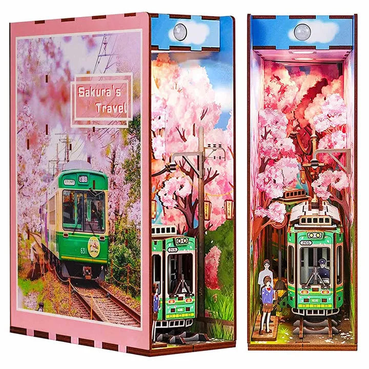 Book Nook - Sakura's Travel, un kit créatif pour construire un diorama miniature. Parfait pour décorer une bibliothèque ou comme cadeau original pour un amoureux des livres. Par Nookette.