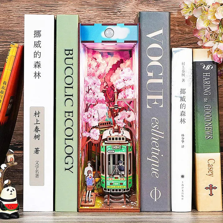 Book Nook - Sakura's Travel, un kit créatif pour construire un diorama miniature. Parfait pour décorer une bibliothèque ou comme cadeau original pour un amoureux des livres. Par Nookette.