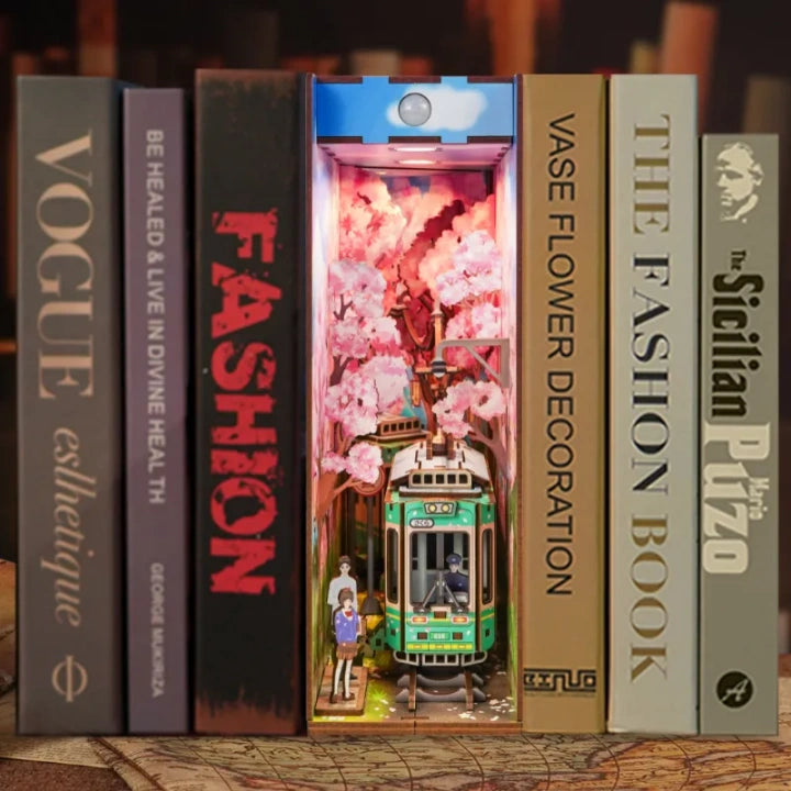 Book Nook - Sakura's Travel, un kit créatif pour construire un diorama miniature. Parfait pour décorer une bibliothèque ou comme cadeau original pour un amoureux des livres. Par Nookette.