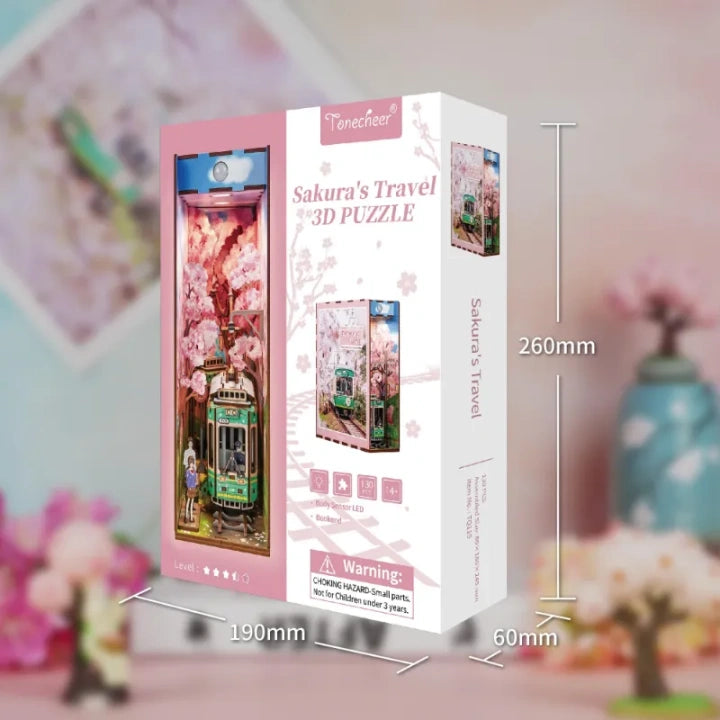 Book Nook - Sakura's Travel, un kit créatif pour construire un diorama miniature. Parfait pour décorer une bibliothèque ou comme cadeau original pour un amoureux des livres. Par Nookette.