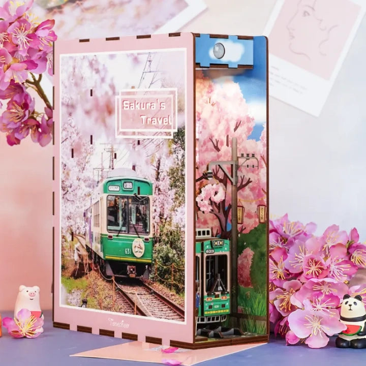 Book Nook - Sakura's Travel, un kit créatif pour construire un diorama miniature. Parfait pour décorer une bibliothèque ou comme cadeau original pour un amoureux des livres. Par Nookette.