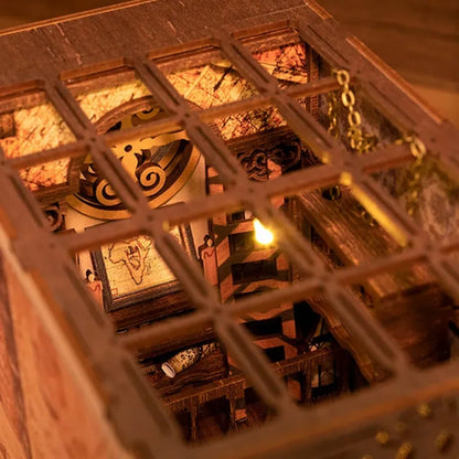 Book Nook - Scholar’s Dream, un kit créatif pour construire un diorama miniature. Parfait pour décorer une bibliothèque ou comme cadeau original pour un amoureux des livres. Par Nookette.