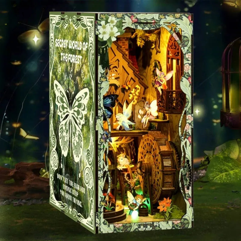 Book Nook - Secret World Of The Forest, un kit créatif pour construire un diorama miniature. Parfait pour décorer une bibliothèque ou comme cadeau original pour un amoureux des livres. Par Nookette.