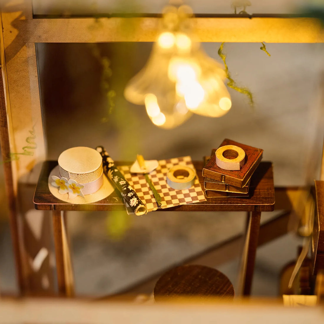 Table de bricolage et chapeau de paille