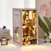 Book Nook - Sewing Room, un kit créatif pour construire un diorama miniature. Parfait pour décorer une bibliothèque ou comme cadeau original pour un amoureux des livres. Par Nookette.