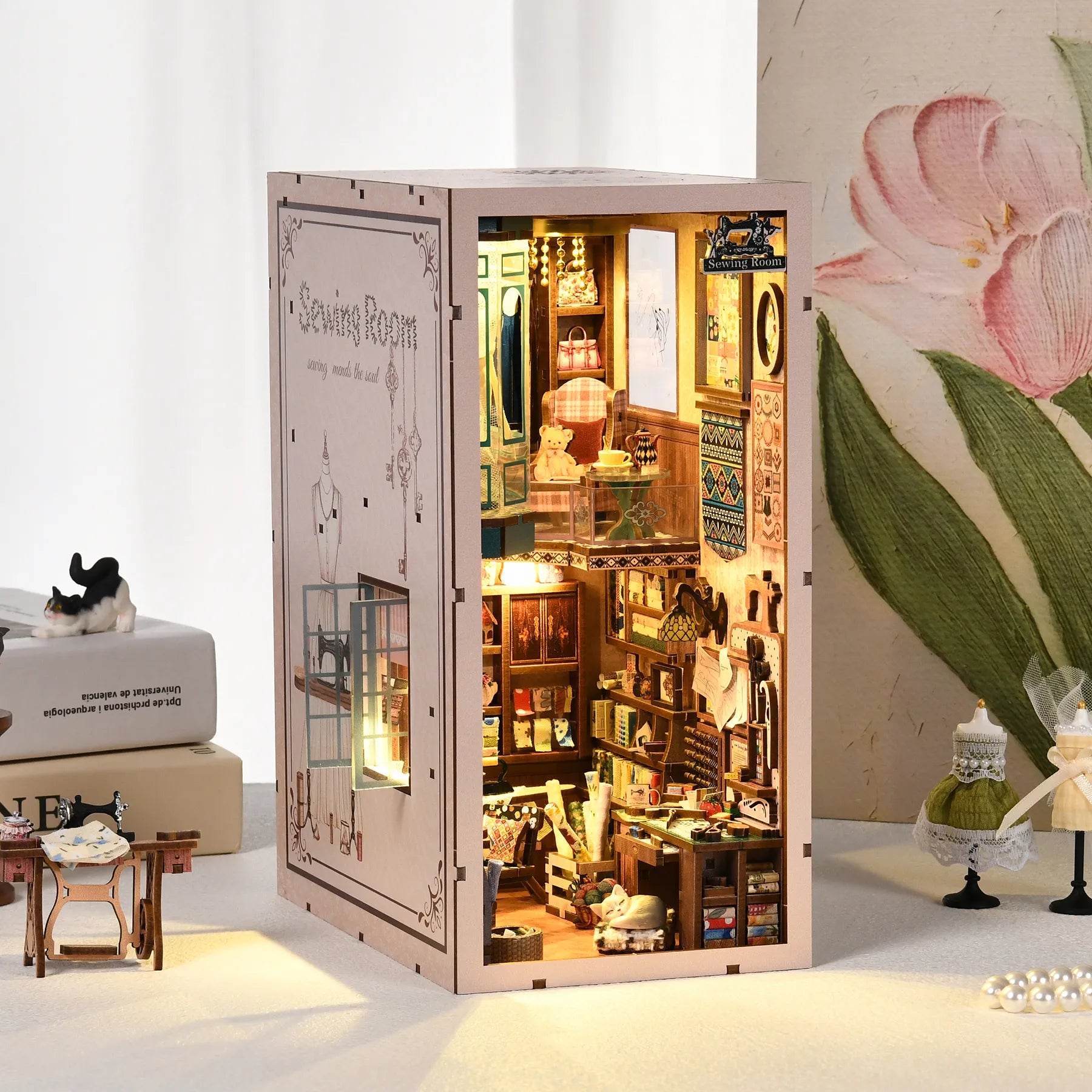 Book Nook - Sewing Room, un kit créatif pour construire un diorama miniature. Parfait pour décorer une bibliothèque ou comme cadeau original pour un amoureux des livres. Par Nookette.