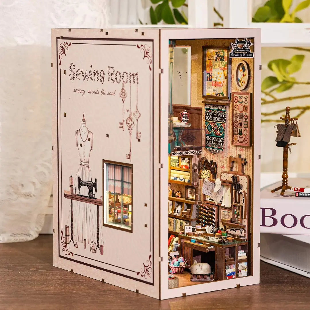 Book Nook - Sewing Room, un kit créatif pour construire un diorama miniature. Parfait pour décorer une bibliothèque ou comme cadeau original pour un amoureux des livres. Par Nookette.