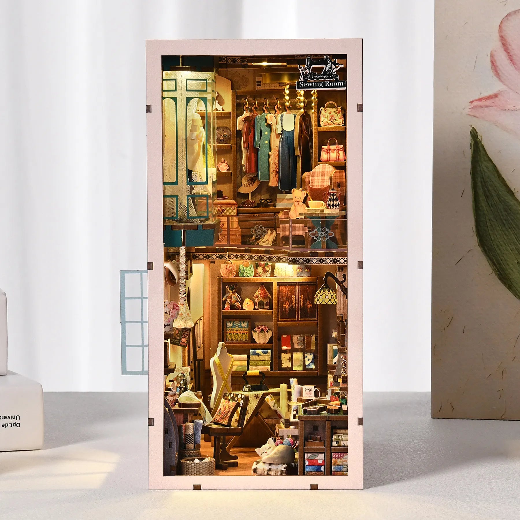 Book Nook - Sewing Room, un kit créatif pour construire un diorama miniature. Parfait pour décorer une bibliothèque ou comme cadeau original pour un amoureux des livres. Par Nookette.